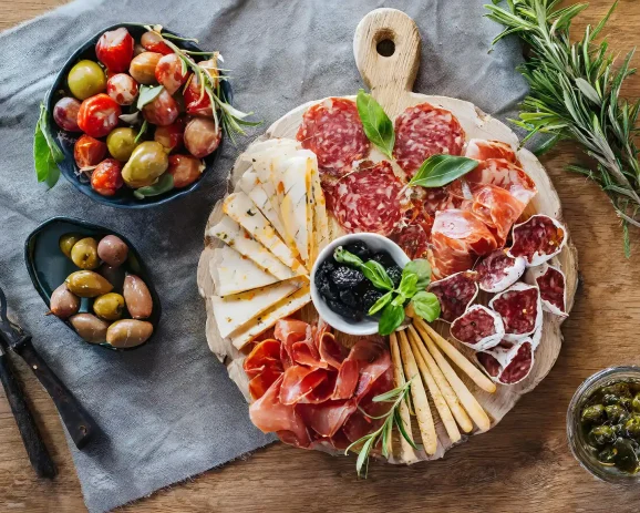 Firefly-vista-dallalto-di-tagliere-di-salumi-italiani-su-tavola-72781.webp